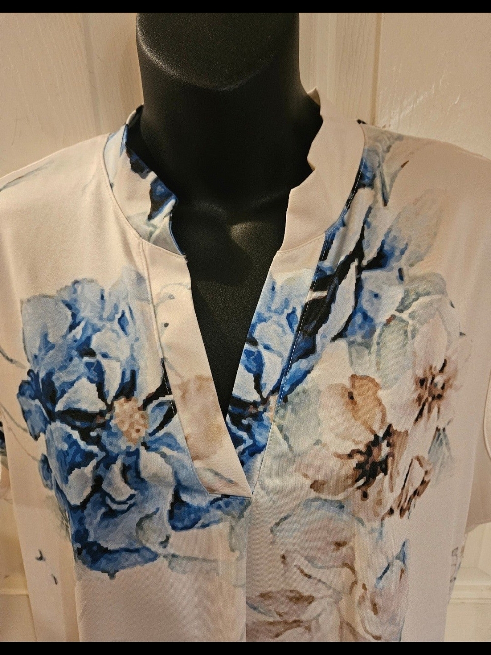 Sleeveless Floral Split-Neck Blouse in Cream and Blue By Loveu.dear - Picture 2 of 7
